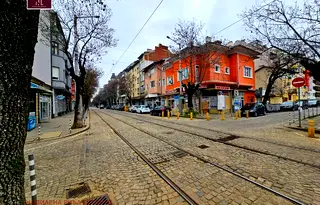 Просторен 3-стаен апартамент в Център, София с мазе и двор