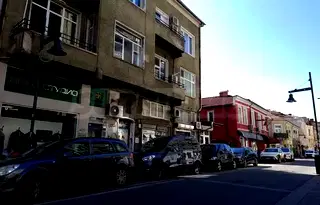 Тристаен апартамент в Център с балкон и мазе