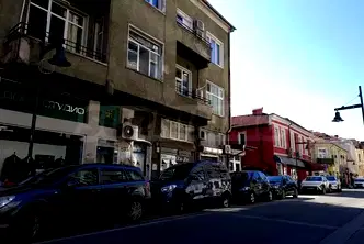 Тристаен апартамент в Център с балкон и мазе