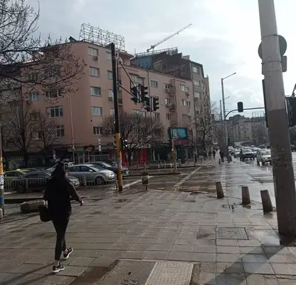Снимка 2 — 4-стаен апартамент с остъклена тераса на бул. Христо Ботев, Център