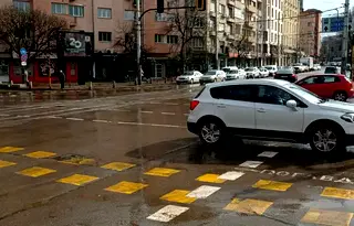 4-стаен апартамент с остъклена тераса на бул. Христо Ботев, Център