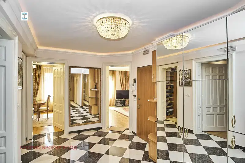 Многостаен апартамент в София, Център