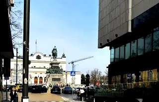Тристаен апартамент в Център на София с балкон и маза