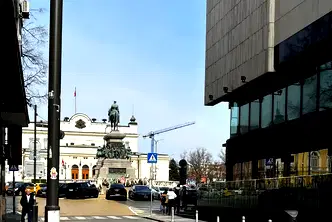 Тристаен апартамент в Център на София с балкон и маза