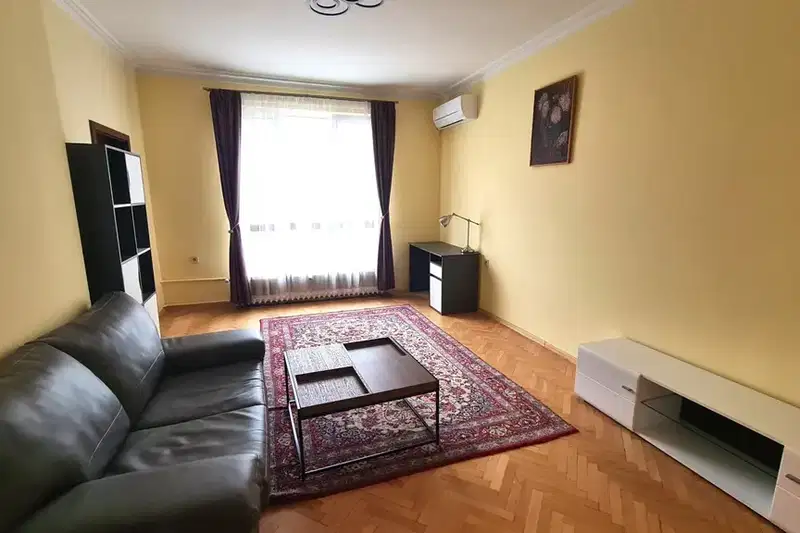 Furnished two-room apartment in Center with courtyard view