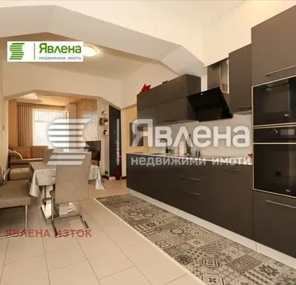 Снимка 2 — Тристаен апартамент с тераса в Център, София
