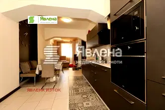 Тристаен апартамент с тераса в Център, София