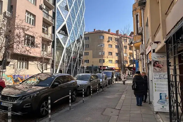 Тристаен апартамент с два балкона в Центъра на София