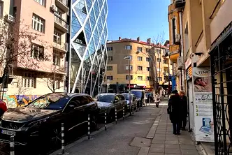 Тристаен апартамент с два балкона в Центъра на София