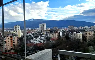 Двустаен апартамент с тераса и гледка към Витоша в Хиподрума