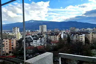 Двустаен апартамент с тераса и гледка към Витоша в Хиподрума