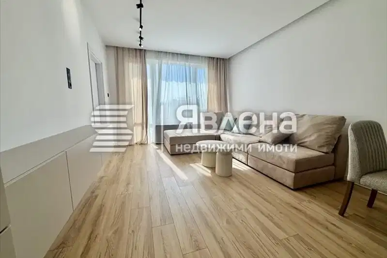 Многостаен апартамент в София, Изток