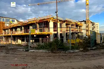 Партерен 2-стаен апартамент с двор в Кръстова вада, София