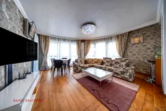 Тристаен апартамент с паркомясто в Лозенец, София