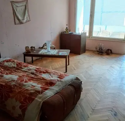 Снимка 2 — Тристаен апартамент в Люлин 2, първи етаж, нужда от ремонт