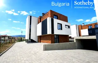 Луксозен 4-стаен апартамент в м-т Детски град, София с двор