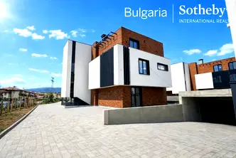 Луксозен 4-стаен апартамент в м-т Детски град, София с двор