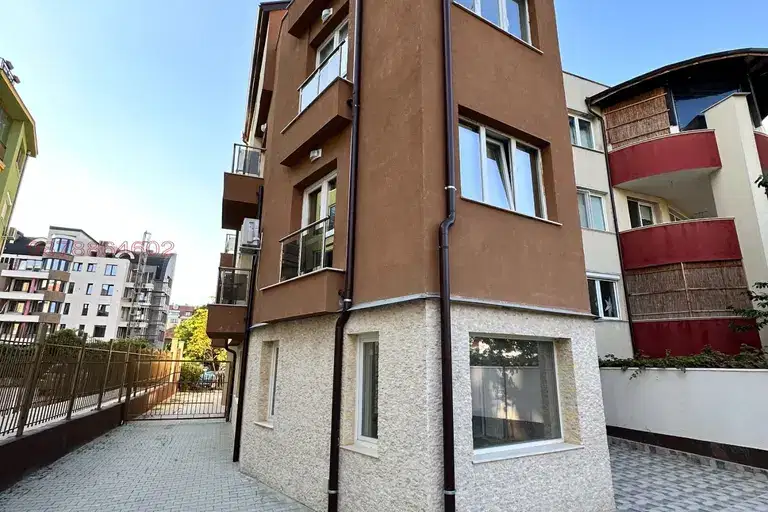 Three-room apartment in Manastirski Livadi with parking