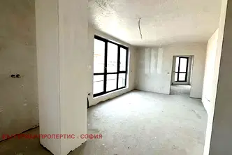 Тристайен апартамент с градина в Полигона, София