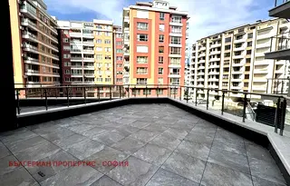 Тристаен апартамент с голяма тераса в Полигона, София