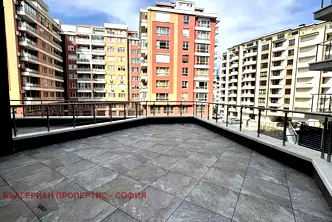Тристаен апартамент с голяма тераса в Полигона, София