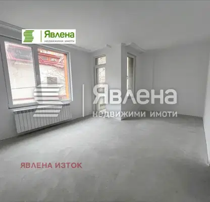 Снимка 2 — Просторен 3-стаен апартамент в Редута с модерна сграда