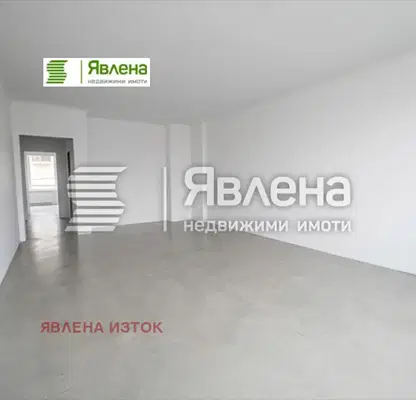 Снимка 5 — Просторен 3-стаен апартамент в Редута с модерна сграда