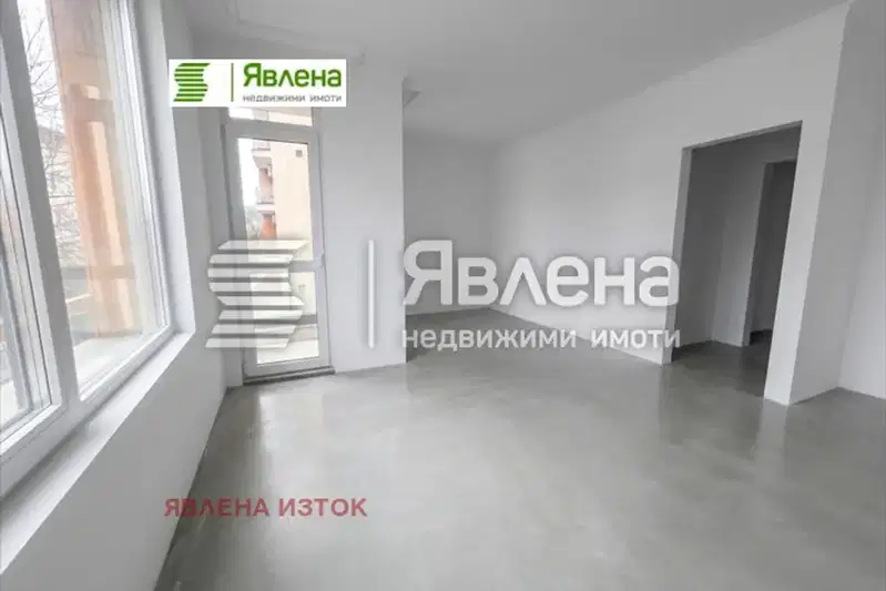 Просторен 3-стаен апартамент в Редута с модерна сграда