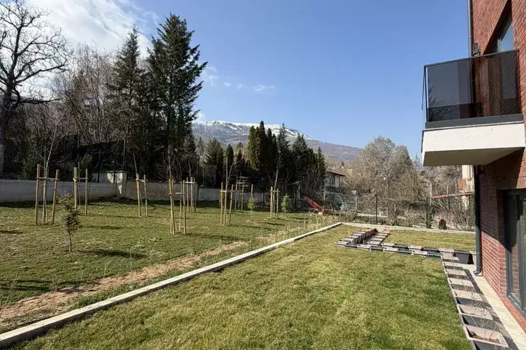 Тристаен апартамент с голям двор в Симеоново, София