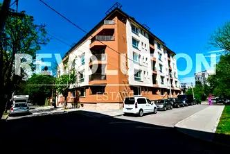 Тристаен апартамент с тераса в Триъгълника, София