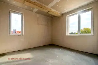 Многостаен апартамент в София, Враждебна