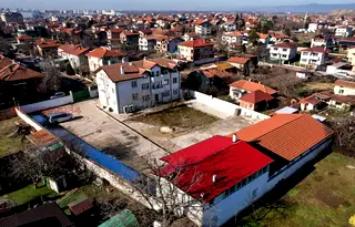 Апартамент 2-стаен във Враждебна с паркомясто и охрана