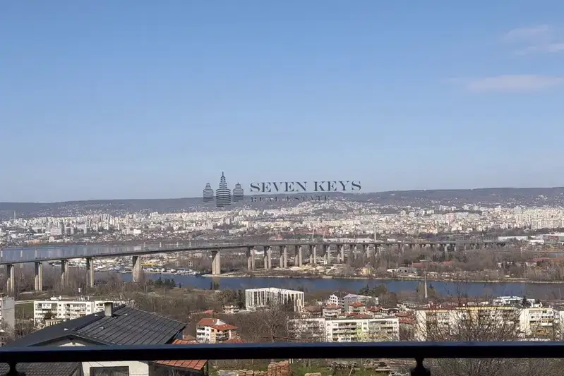 Тристаен апартамент с панорамна тераса в Аспарухово, Варна