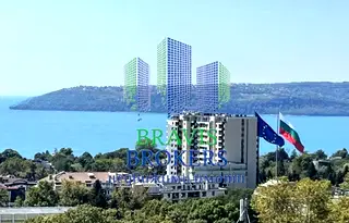 Двустаен апартамент с тераса и морска панорама в Бриз, Варна