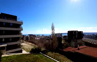 Тристаен апартамент с морска панорама в Бриз, Варна