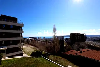 Тристаен апартамент с морска панорама в Бриз, Варна