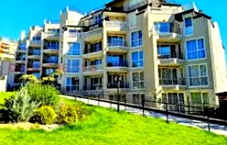 Луксозен 2-стаен апартамент с тераса и паркомясто в Бриз, Варна