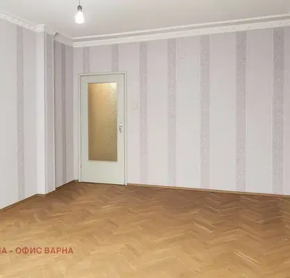 Снимка 3 — Тристаен апартамент във Варна, Централна поща