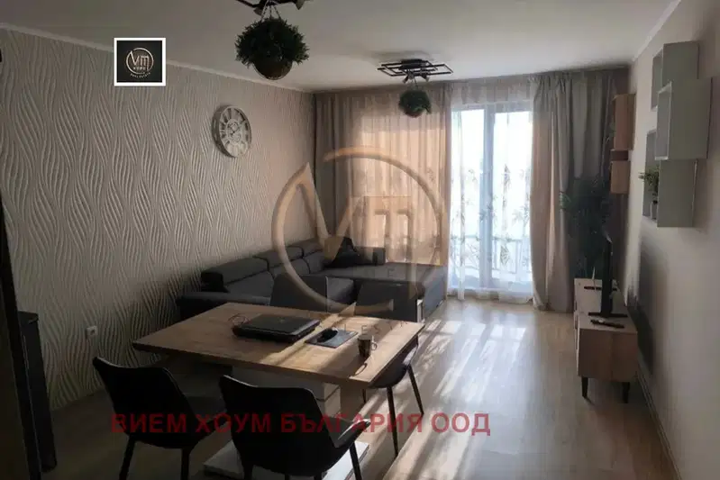 Тристаен апартамент с тераса в центъра на Варна