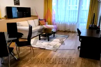Двустаен апартамент с паркомясто в Център, Варна