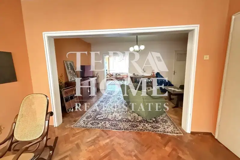 Тристаен апартамент с две тераси в Център, Варна