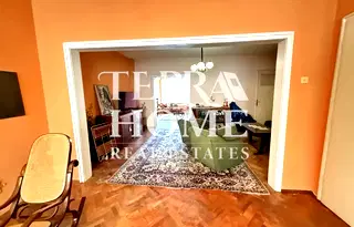 Тристаен апартамент с две тераси в Център, Варна