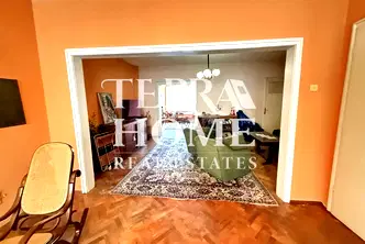Тристаен апартамент с две тераси в Център, Варна