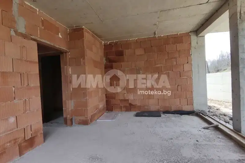 Двустаен апартамент в Изгрев, Варна с тераса и паркомясто