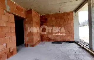 Двустаен апартамент в Изгрев, Варна с тераса и паркомясто