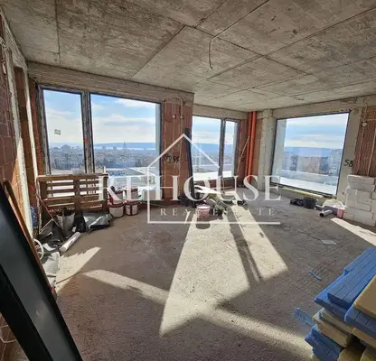Снимка 3 — Тристаен апартамент 275 кв.м в Изгрев, Варна с двор