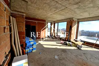 Тристаен апартамент 275 кв.м в Изгрев, Варна с двор