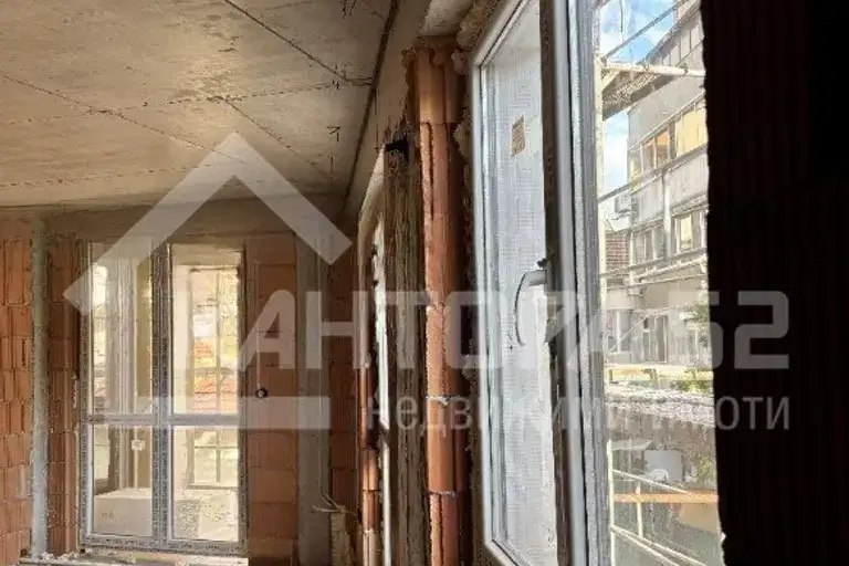 Просторен 2-стаен апартамент с южно изложение в Колхозен пазар, Варна