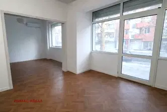 Тристаен апартамент в Колхозен пазар, Варна с балкон