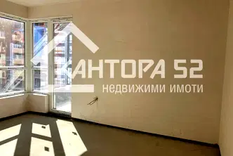 Тристаен апартамент с тераса и югозападно изложение в Левски 1, Варна